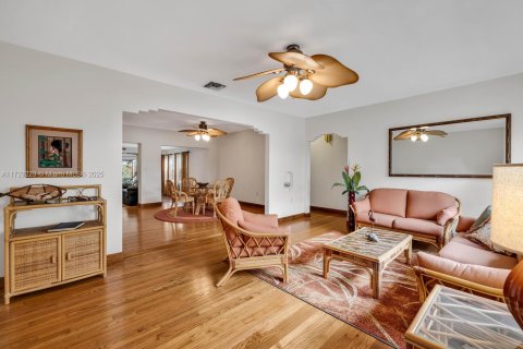 House in Miami Shores, Florida 3 bedrooms, 176.42 sq.m. № 1500628 - photo 4