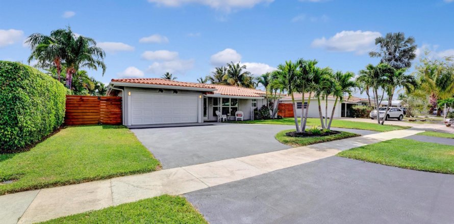 House in Pompano Beach, Florida 2 bedrooms, 169.27 sq.m. № 1224715