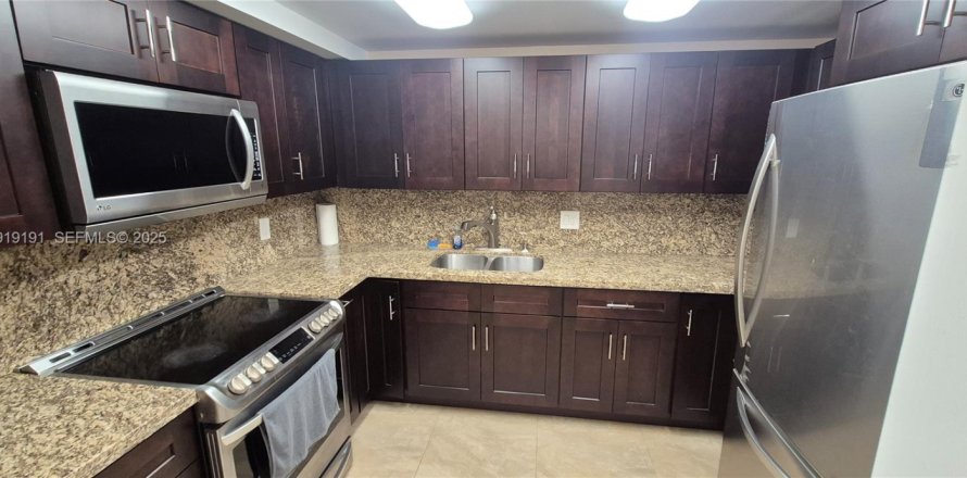 Кондоминиум с 3 спальнями в Майами, Флорида № 1983530