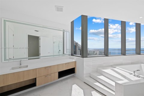 Condominio en venta en Miami, Florida, 4 dormitorios, 485.41 m2 № 1984805 - foto 18