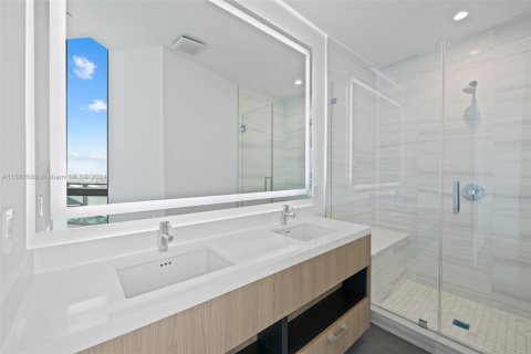 Condominio en venta en Miami, Florida, 4 dormitorios, 485.41 m2 № 1984805 - foto 14
