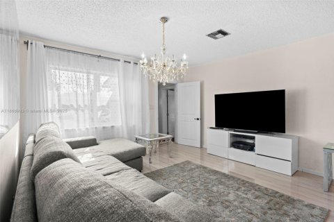 Villa ou maison à louer à Hollywood, Floride: 4 chambres, 128.67 m2 № 1898116 - photo 24