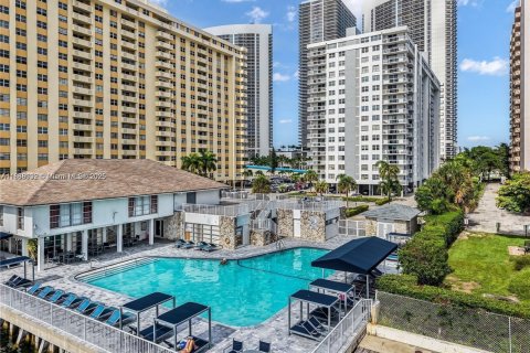 Купить кондоминиум в Халландейл-Бич, Флорида 2 спальни, 122.17м2, № 1941493 - фото 18