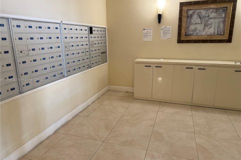 Купить кондоминиум в Халландейл-Бич, Флорида 2 спальни, 122.17м2, № 1941493 - фото 16