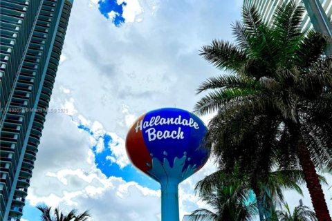 Купить кондоминиум в Халландейл-Бич, Флорида 2 спальни, 122.17м2, № 1941493 - фото 22