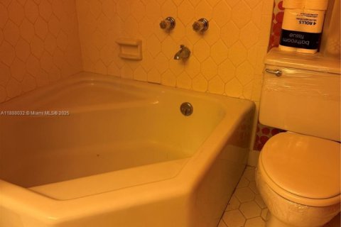 Купить кондоминиум в Халландейл-Бич, Флорида 2 спальни, 122.17м2, № 1941493 - фото 9