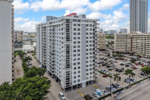 Купить кондоминиум в Халландейл-Бич, Флорида 2 спальни, 122.17м2, № 1941493 - фото 2