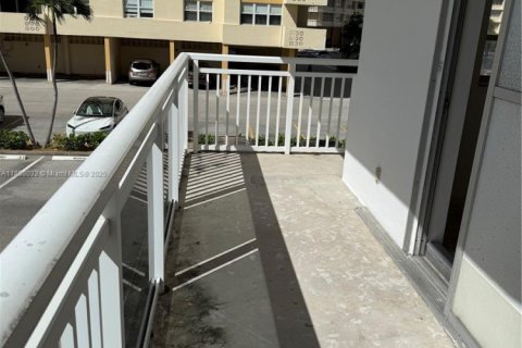 Купить кондоминиум в Халландейл-Бич, Флорида 2 спальни, 122.17м2, № 1941493 - фото 11