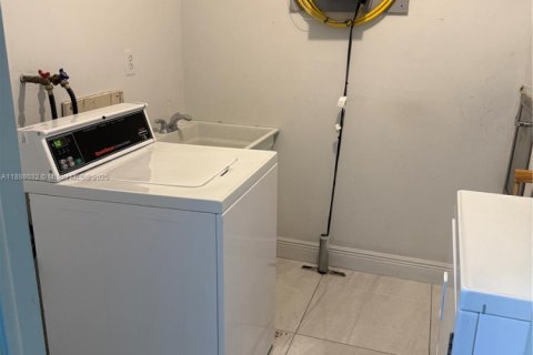 Купить кондоминиум в Халландейл-Бич, Флорида 2 спальни, 122.17м2, № 1941493 - фото 12