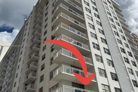 Кондоминиум с 2 спальнями в Халландейл-Бич, Флорида № 1941493