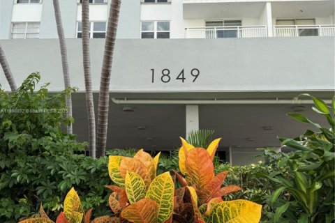 Купить кондоминиум в Халландейл-Бич, Флорида 2 спальни, 122.17м2, № 1941493 - фото 3