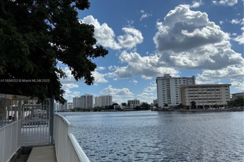 Купить кондоминиум в Халландейл-Бич, Флорида 2 спальни, 122.17м2, № 1941493 - фото 19