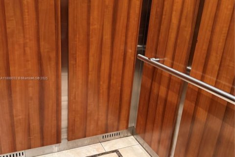 Купить кондоминиум в Халландейл-Бич, Флорида 2 спальни, 122.17м2, № 1941493 - фото 13