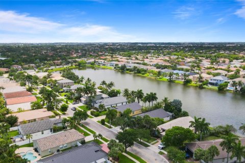 Casa en venta en Pembroke Pines, Florida, 3 dormitorios, 184.97 m2 № 2084898 - foto 14