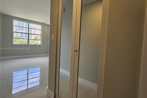 Condo in Hallandale Beach, Florida, 1 bedroom  № 2086743 - photo 7