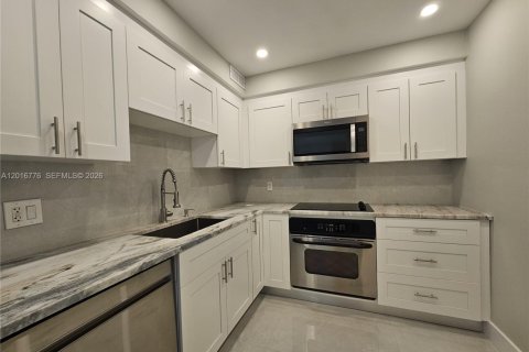 Condo in Hallandale Beach, Florida, 1 bedroom  № 2086743 - photo 4