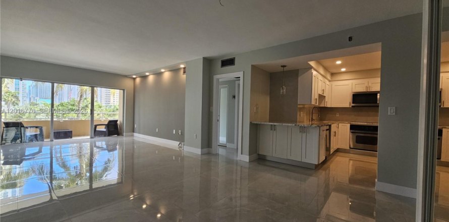 Condo in Hallandale Beach, Florida, 1 bedroom  № 2086743