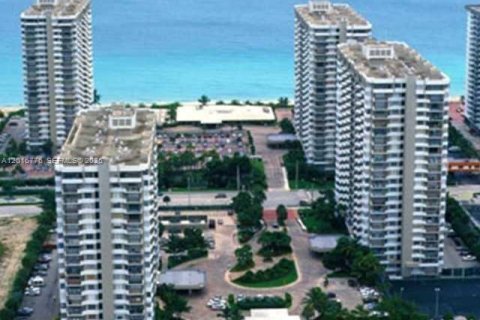 Condo in Hallandale Beach, Florida, 1 bedroom  № 2086743 - photo 29