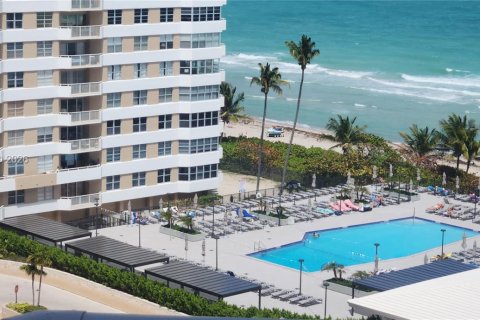 Condo in Hallandale Beach, Florida, 1 bedroom  № 2086743 - photo 13