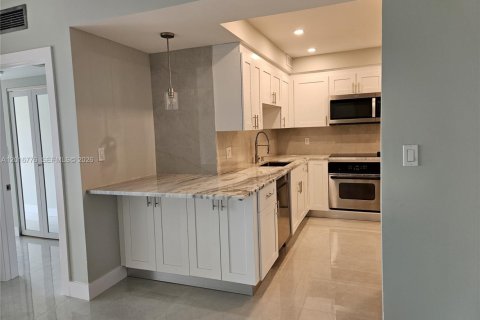 Condo in Hallandale Beach, Florida, 1 bedroom  № 2086743 - photo 2