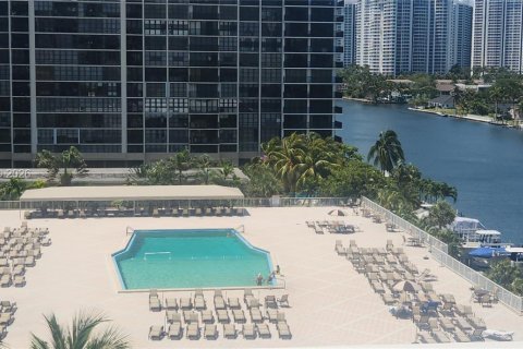 Condo in Hallandale Beach, Florida, 1 bedroom  № 2086743 - photo 14