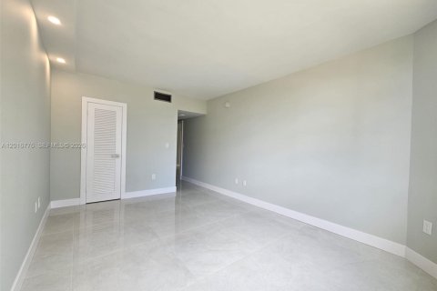 Condo in Hallandale Beach, Florida, 1 bedroom  № 2086743 - photo 9