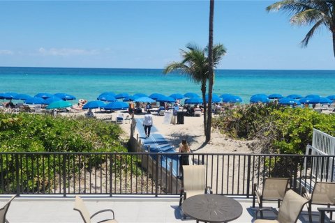 Condo in Hallandale Beach, Florida, 1 bedroom  № 2086743 - photo 11