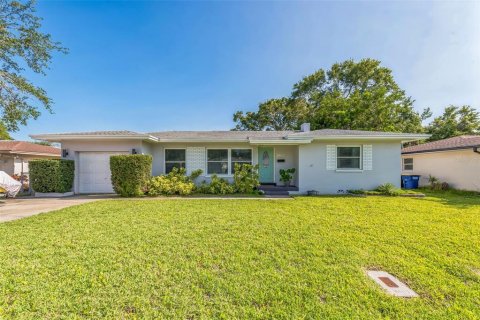 House in Clearwater, Florida 2 bedrooms, 124.21 sq.m. № 1774900 - photo 1