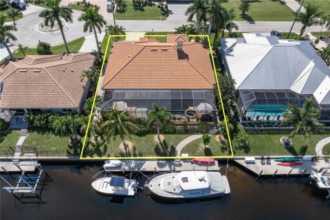 House in Punta Gorda, Florida 3 bedrooms, 224.64 sq.m. № 2393692 - photo 14