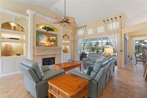 House in Punta Gorda, Florida 3 bedrooms, 224.64 sq.m. № 2393692 - photo 5