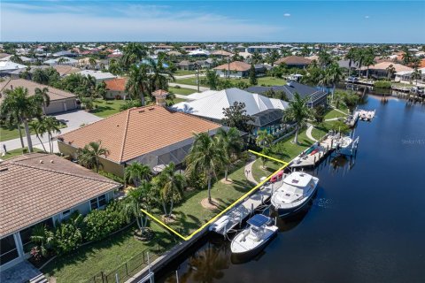 House in Punta Gorda, Florida 3 bedrooms, 224.64 sq.m. № 2393692 - photo 13