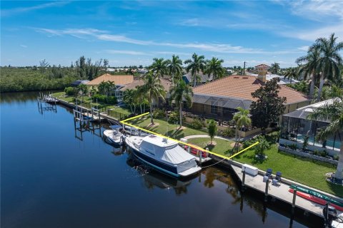 House in Punta Gorda, Florida 3 bedrooms, 224.64 sq.m. № 2393692 - photo 11