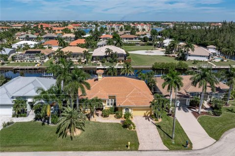 House in Punta Gorda, Florida 3 bedrooms, 224.64 sq.m. № 2393692 - photo 16