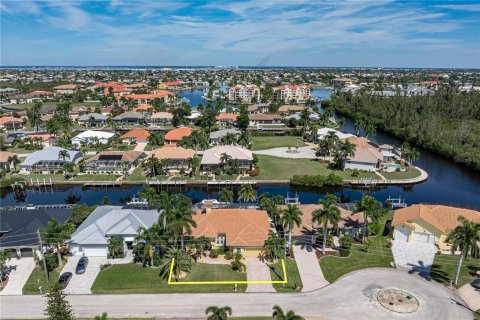House in Punta Gorda, Florida 3 bedrooms, 224.64 sq.m. № 2393692 - photo 2