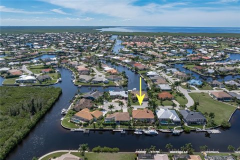 House in Punta Gorda, Florida 3 bedrooms, 224.64 sq.m. № 2393692 - photo 12