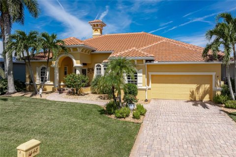 House in Punta Gorda, Florida 3 bedrooms, 224.64 sq.m. № 2393692 - photo 18