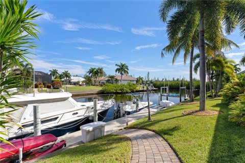 House in Punta Gorda, Florida 3 bedrooms, 224.64 sq.m. № 2393692 - photo 4