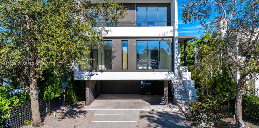 House in Miami, Florida 5 bedrooms № 1984622