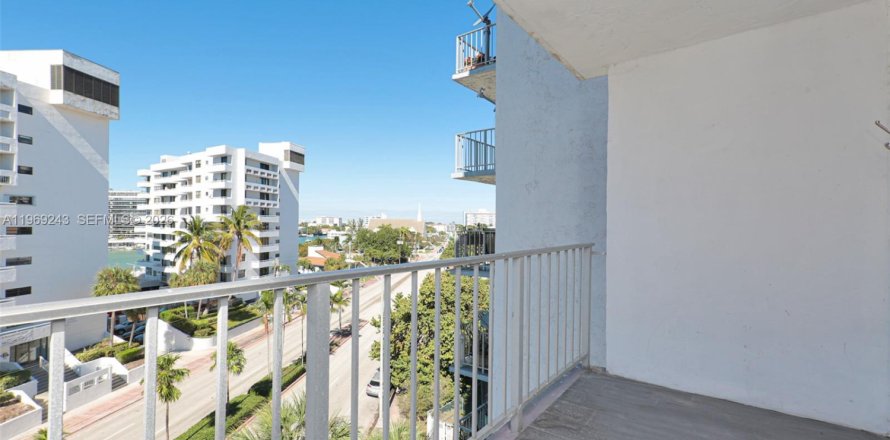 Кондоминиум с 1 спальней в Майами-Бич, Флорида № 2030034