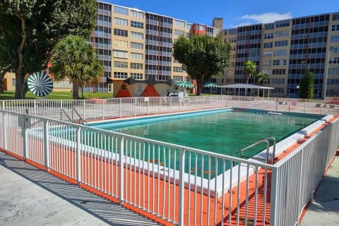 Condo in Miami, Florida, 1 bedroom  № 1916690 - photo 15