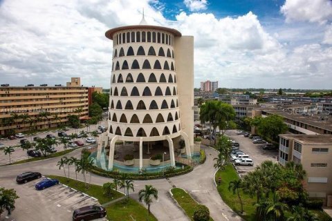 Condo in Miami, Florida, 1 bedroom  № 1916690 - photo 17