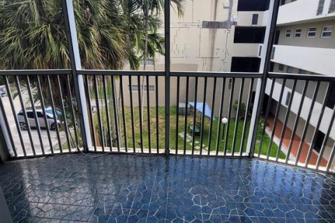 Condo in Miami, Florida, 1 bedroom  № 1916690 - photo 12