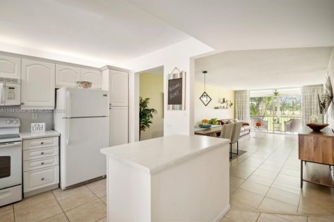 Купить кондоминиум в Пемброк-Пайнс, Флорида 2 спальни, 108.7м2, № 1998096 - фото 2