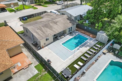 Снять в аренду виллу или дом в Майами, Флорида 4 спальни, 141.49м2, № 1992208 - фото 6