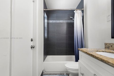 Снять в аренду виллу или дом в Майами, Флорида 4 спальни, 141.49м2, № 1992208 - фото 30