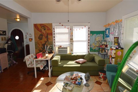 Propiedad comercial en venta en Saint Petersburg, Florida, 7 dormitorios, 227.15 m2 № 2091927 - foto 12