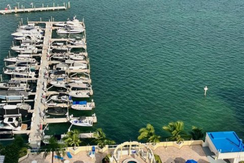 Condo in North Bay Village, Florida, 2 bedrooms  № 1923745 - photo 17