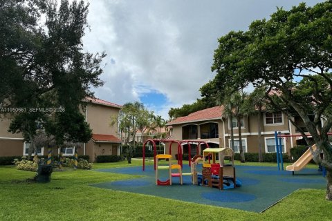 Condo in Pembroke Pines, Florida, 2 bedrooms  № 2006341 - photo 9