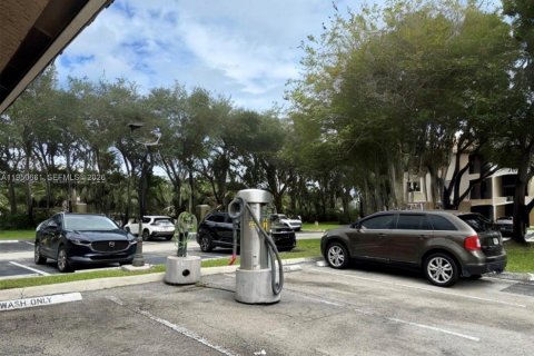 Condo in Pembroke Pines, Florida, 2 bedrooms  № 2006341 - photo 2