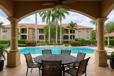 Condo in Pembroke Pines, Florida, 2 bedrooms  № 2006341 - photo 16